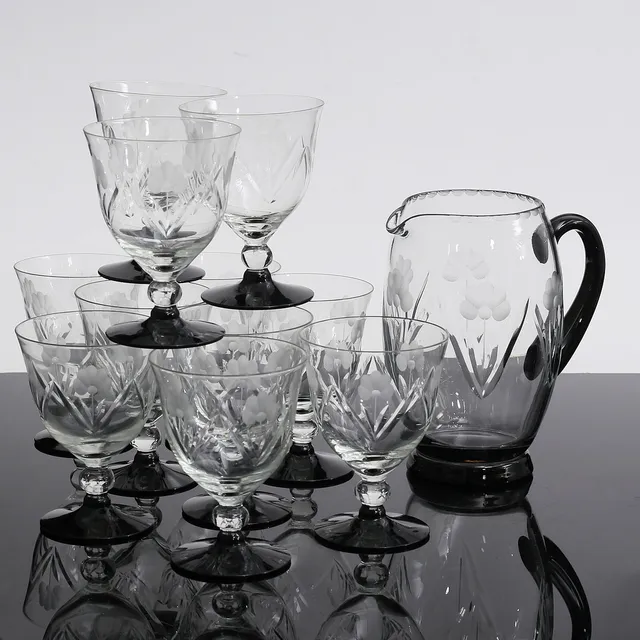 GLASSERVIS, 12 delar, med svart fot och slipad dekor, 1900 - talets första hälft.