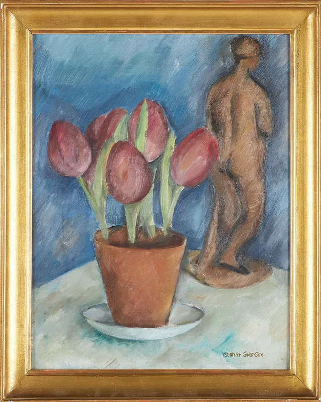 GUNNAR SVENSSON (1892-1977). "Röda tulpaner med statuet", olja på duk, signerad.