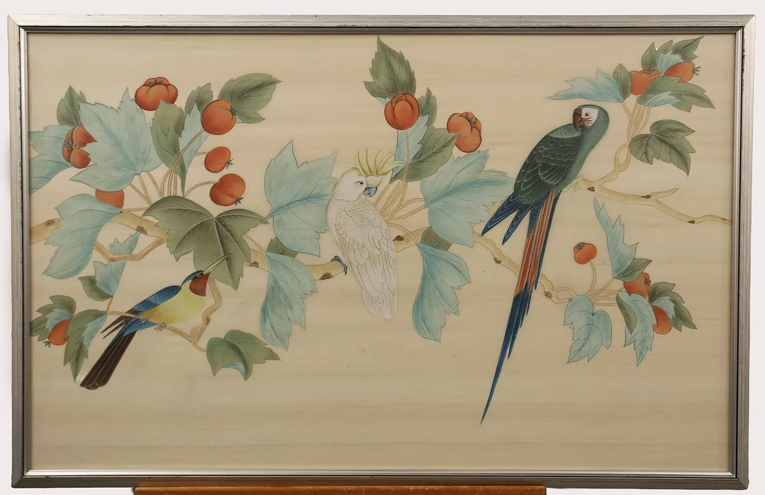 OKÄND KONSTNÄR, gouache på textil, papegoja, kakadua och ytterligare en fågel. 1900-talets sista fjärdedel. — Paintings — Limhamns Auktionsbyrå