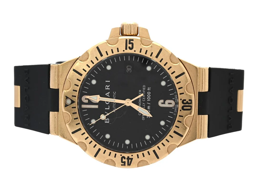 BVLGARI, Diagono Professional (300 m / 1000 ft), Chronometer, Cal 220 TEMA, Verk nr. 644429, Serie nr. D0753, Ref nr. SD 40 G, herrur, 40 mm, 18K guld, automatisk, safirglas (repor/nagg), datum, integrerat gummiband (gummi/guld), viklås (18K guld), cert, juni 2007, box. — Klockor/Bvlgari — Kaplans
