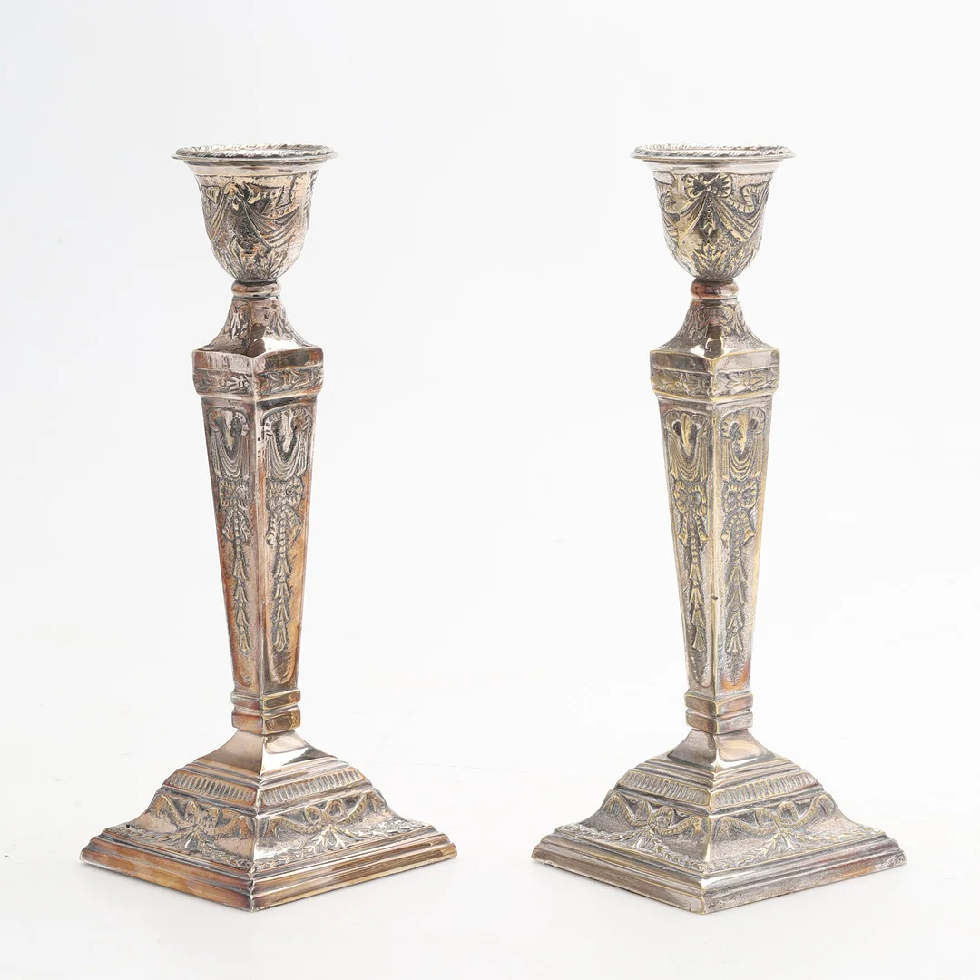 LJUSSTAKAR, ett par, nysilver. Gustaviansk stil. — Silver plated — Crafoord Auktioner Malmö