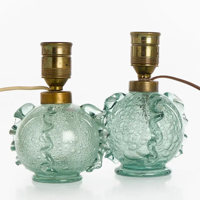 TURE BERGLUND. Bordslampor, 2 st, Stockholms Glasbruk, 1930/40-tal. Gröntonat glas med inneslutna bubblor samt påklippt dekor. Swedish Modern.