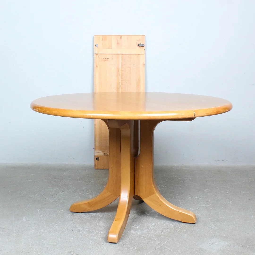 RAINER DAUMILLER. Runder Esstisch aus Buche mit Einlegeplatte, 1970er. — Dining tables — Stockholms Auktionsverk Düsseldorf/Neuss