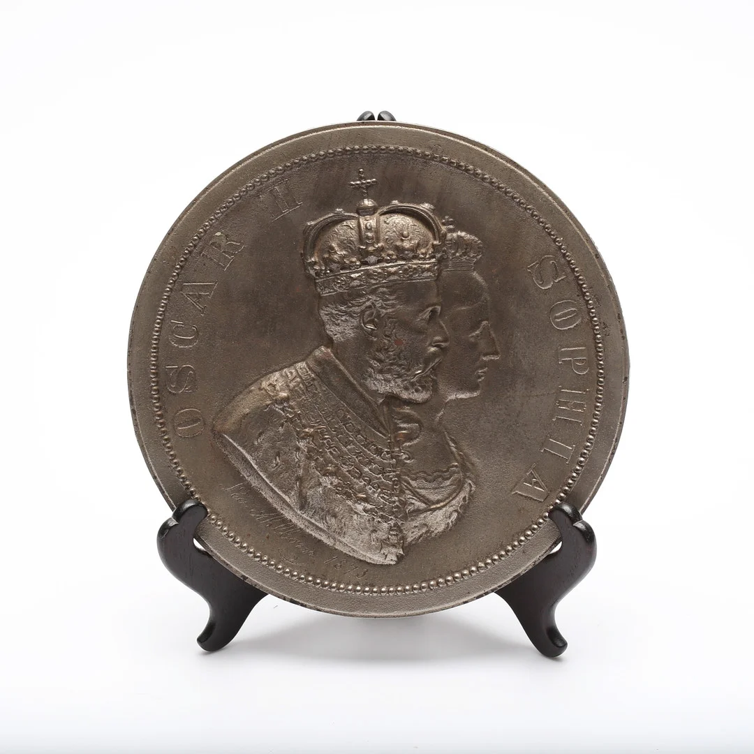 MEDALJONG i gjutjärn, Konung Oscar II och Drottning Sophia, gjuten efter modell av Lea Ahlborn 1873. — Other metals — Gomér & Andersson Linköping