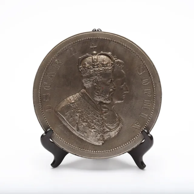 MEDALJONG i gjutjärn, Konung Oscar II och Drottning Sophia, gjuten efter modell av Lea Ahlborn 1873.
