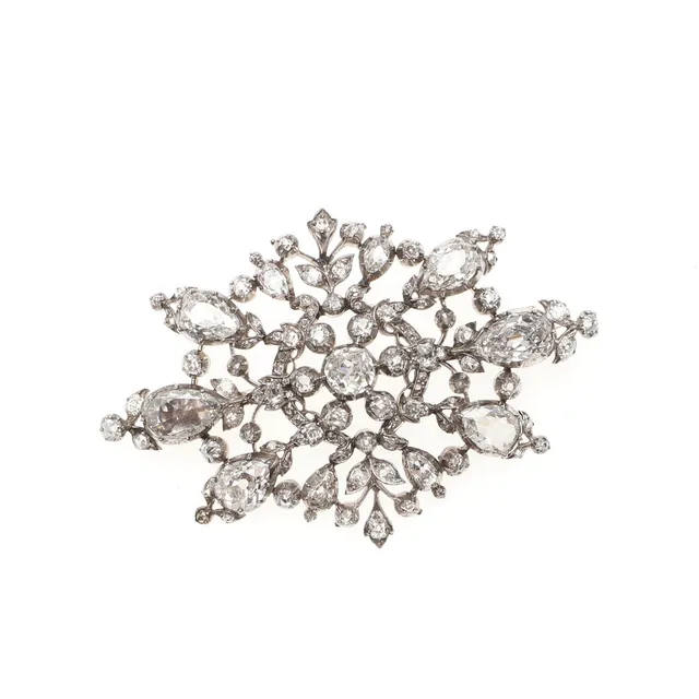 A LATE VICTORIAN DIAMOND BROOCH.