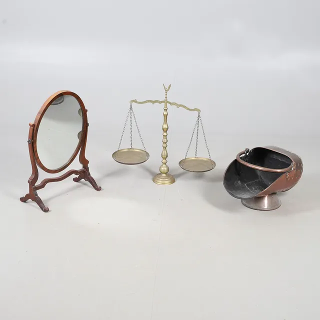 AN EARLY 20TH CENTURY COPPER COAL SCUTTLE AND OTHER ITEMS.