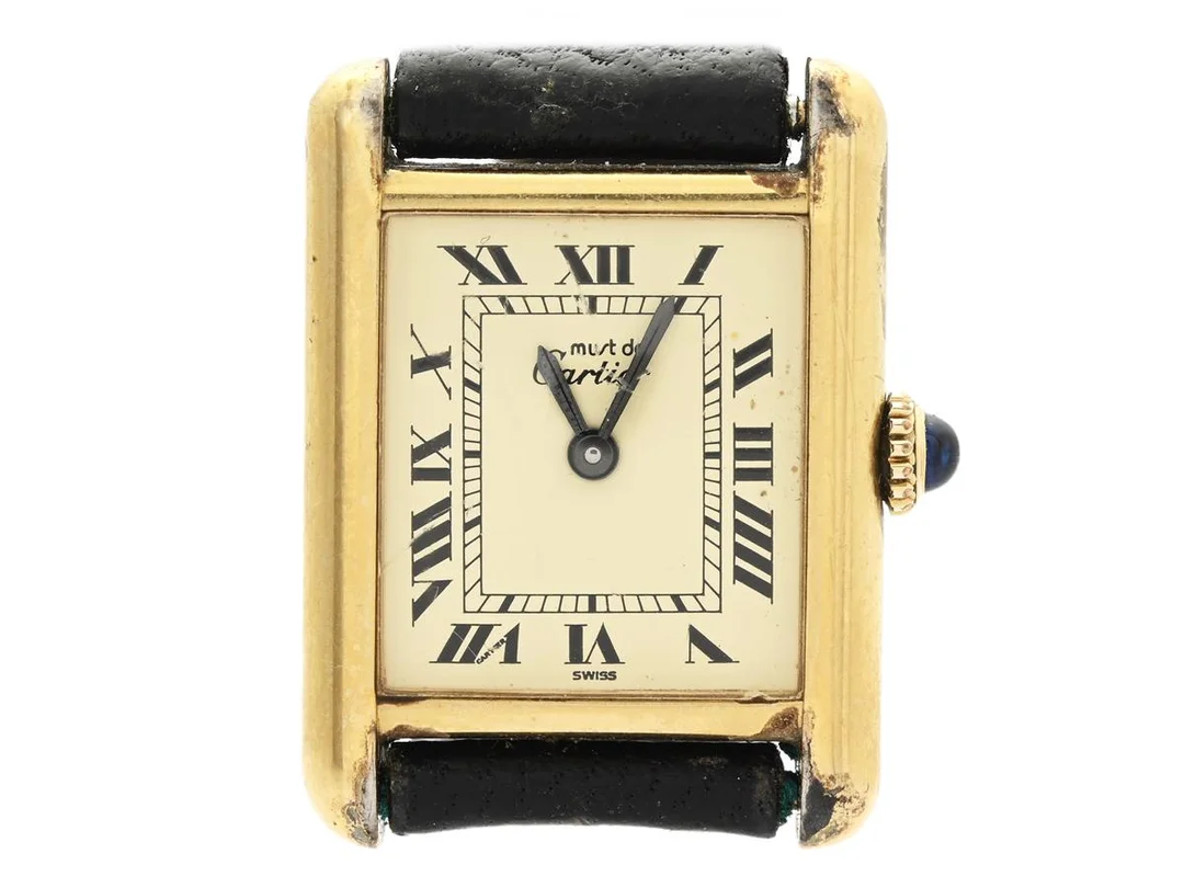 must de CARTIER, Tank, Cal 78-1 (ETA 2512), Boett nr. 3 226745, damur, 20,5 x 20 (28) mm, förgyllt silver (delvis bortnött), manuell, mineralglas, skadad urtavla, läderband, cert (ej ifyllt), ca 1982, box, ytterkartong. — Klockor/Cartier — Kaplans