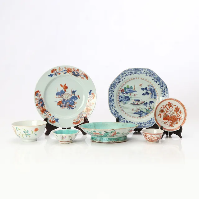 ORIENTALISKT PORSLIN, SEX DELAR. Med polykrom dekor. 17-1900-tal.