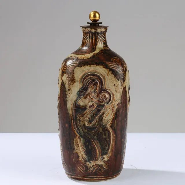 JAIS NIELSEN (1885-1961). Unik vase af Sung-glaseret stentøj med bronzelåg, udsmykket med relieffer forestillende "Kongernes Tilbedelse", model 3543, Royal Copenhagen, Danmark, 1900-tallets anden halvdel.