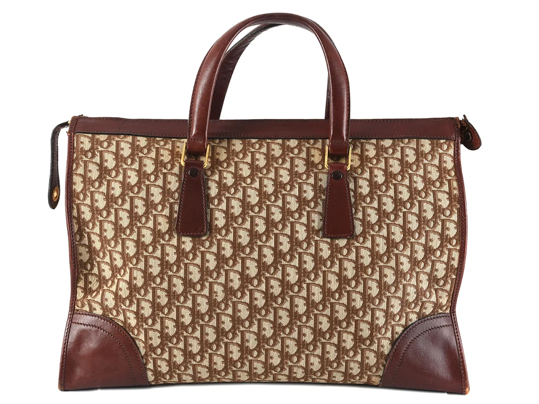 VÄSKA, CHRISTIAN DIOR, vintage, monogram, brunt, beige tyg. brunt läder. 46x32x16cm, visst slitage. — Accessoarer/Väskor — Kaplans