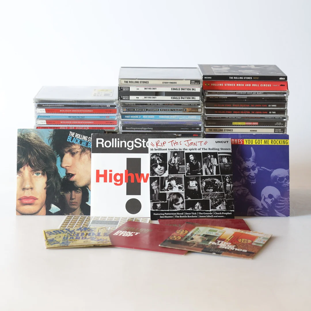 THE ROLLING STONES & MICK JAGGER, CD-skivor, ca 60 st, 1900-tal. — Music memorabilia — Gomér & Andersson Nyköping