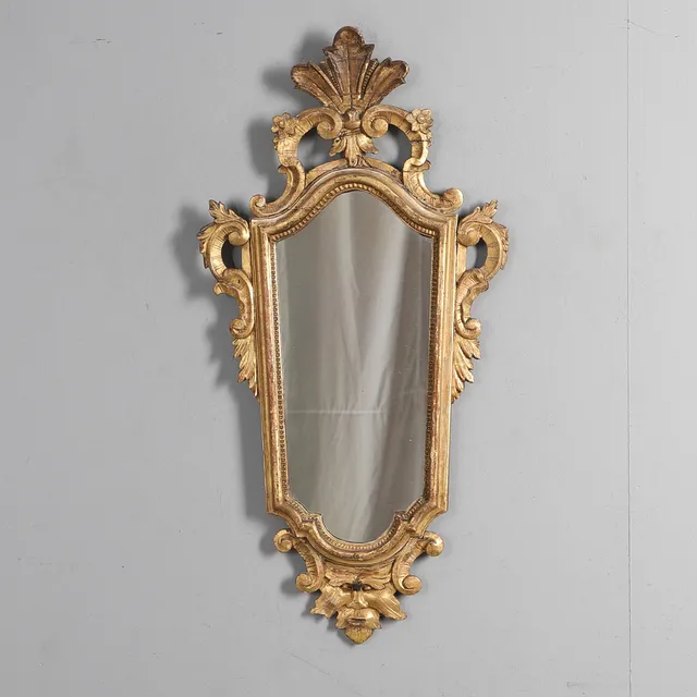 AN 18TH CENTURY ITALIAN GILTWOOD GIRANDOLE.