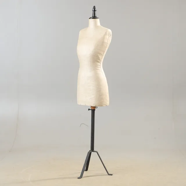 PROVDOCKA, textil och metall, 1900-talets mitt.
