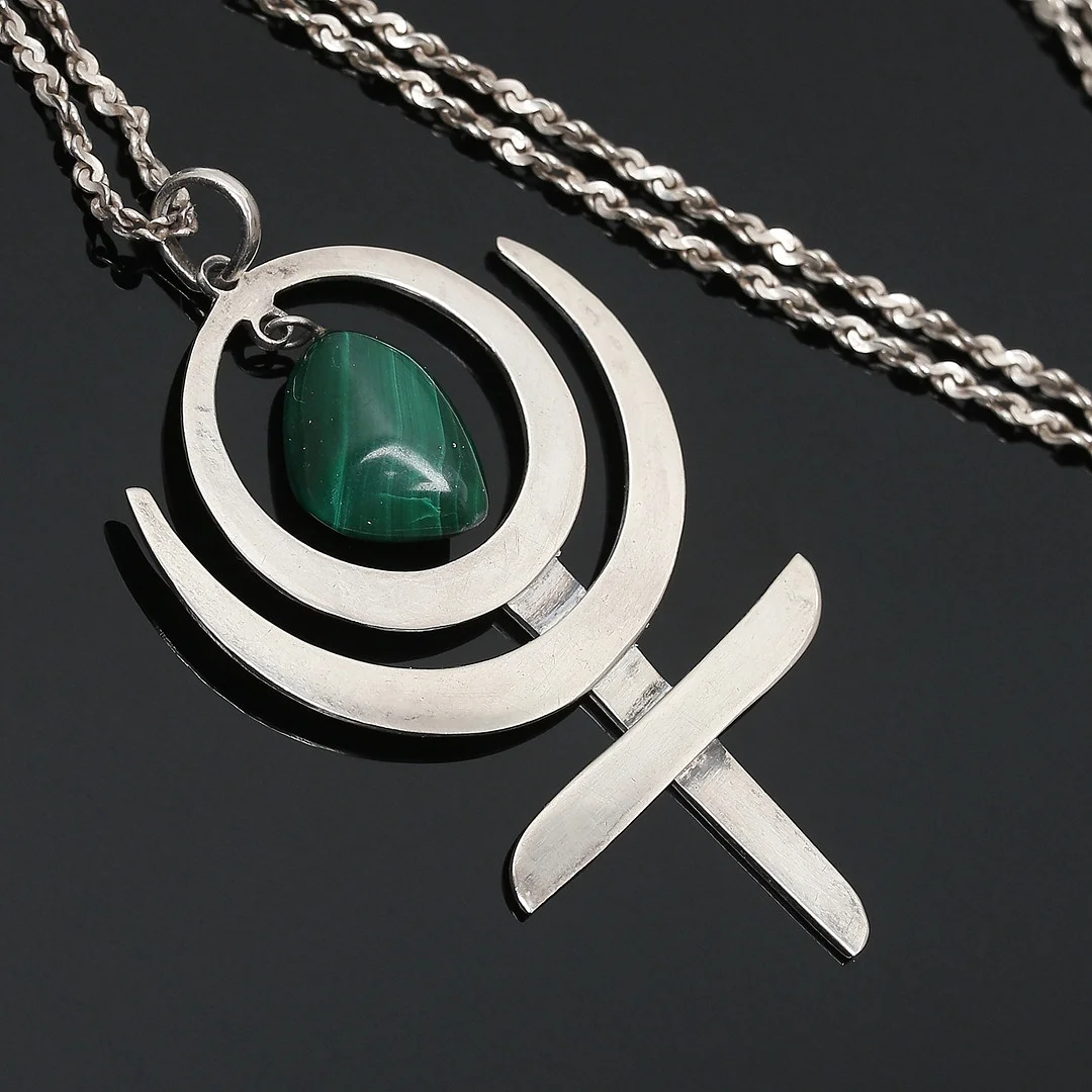 HÄNGE, med kedja, silver, med dekor av malakit, stämplad KI 925, 1900-tal. — Brooches & Pendants — Auktionshuset Kolonn