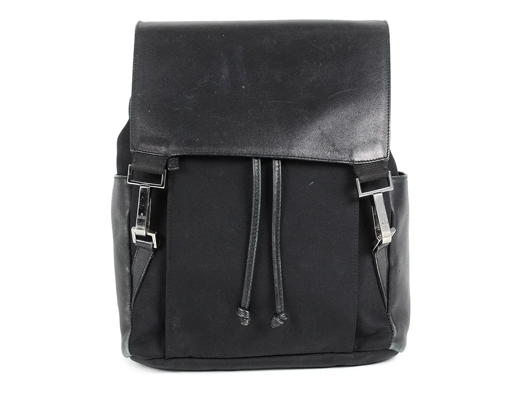 RYGGSÄCK, GUCCI, svart nylon, svart läder vitmetall detaljer, 20x 28x10cm, slitage. — Accessoarer/Väskor — Kaplans