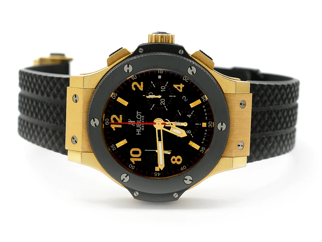 HUBLOT, Big Bang, Cal HUB 44 (ETA 7750), Ref nr. 301.PX.130.R, Boett nr. 643008, kronograf, herrur, 44 mm, 18K rosa guld/ceramica/kevlar, automatisk, safirglas, datum, carbonurtavla, glasbaksida, innerboett i titan, integrerat gummiband, viklås i svart pvdbehandlat stål/18K rosa guld, cert, januari 2007, box, ytterkartong. Ursprungligen levererades uret med glasring i 18K guld / svart urtavla. — Klockor/Hublot — Kaplans