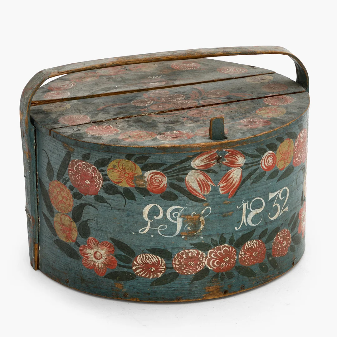 SVEPASK, daterad 1832 med ägarmonogram, Bohuslän, rund med lock, blå bottenfärg med blomsterarrangemang i röd/vita och blå blommor. — Bowls & Boxes — Crafoord Auktioner Stockholm