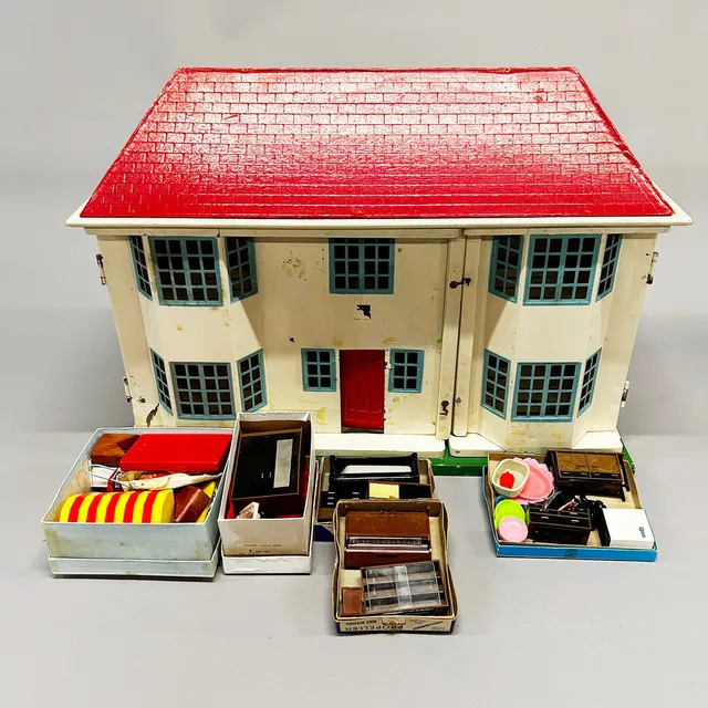 VINTAGE DOLLS HOUSE AND CONTENTS.