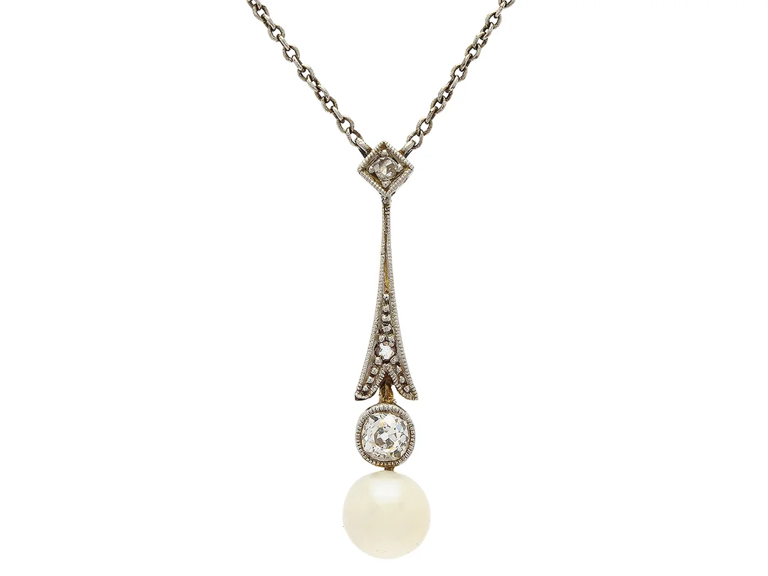 COLLIER, 18K guld/platina/silver, odlad pärla ca 5,5 cm, gammal- och rosenslipade diamanter, längd 42 cm, vikt 2,2 g. — Smycken/Collier — Kaplans