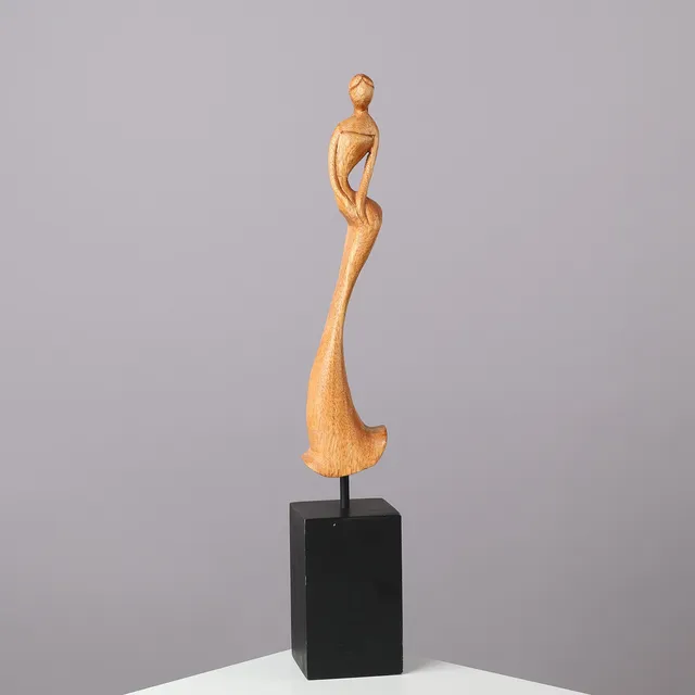 UBEKENDT KUNSTNER. Skulptur af udskåret træ med motiv af kvinde, base af sortbemalet træ, 20/21. årh.