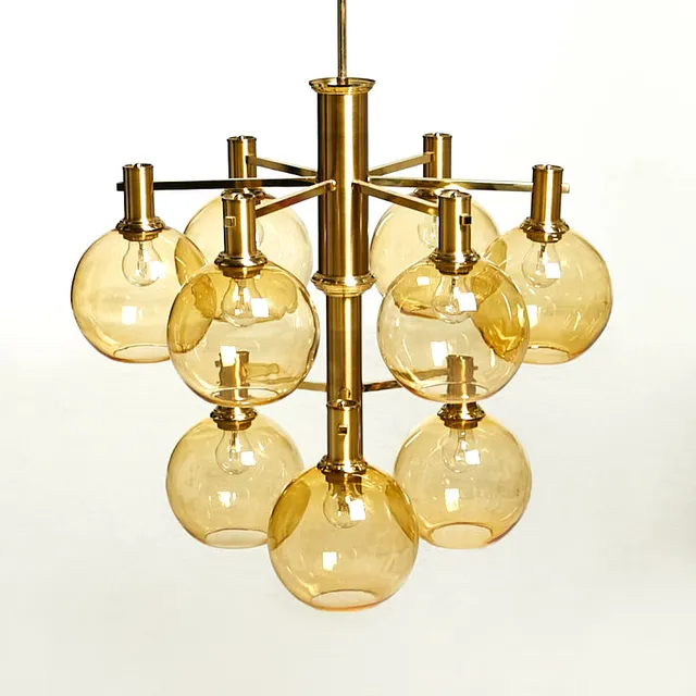 ERIK WÄRNÅ. Takkrona, stor modell, EWÅ, stomme i mässing med 9 lampglober i två nivåer, bärnstensfärgat glas från Rosdala glasbruk, 1960/70-tal.