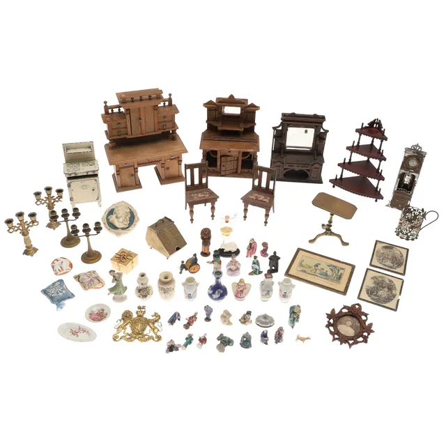 QTY OF DOLLS HOUSE FURNITURE & ACCESSORIES.
