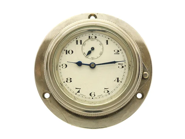 PANELUR, 77 (62) mm, vitmetall, mekanisk, liten sekundvisare, skadad urtavla, defekt, ca 1950.