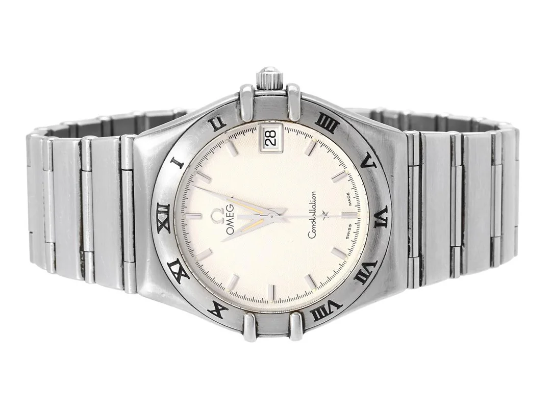 OMEGA, Constellation, ´95, Cal 1432, Serie nr. 55054597, PIC nr. 1512.30.00, Ref nr. ST 396.1201, Boett nr. 396.1201, herrur, 33,5 mm, stål, quartz, safirglas, datum, integrerad originallänk, viklås, Ref nr. 1552/862, ca 1996.. — Klockor/Omega — Kaplans