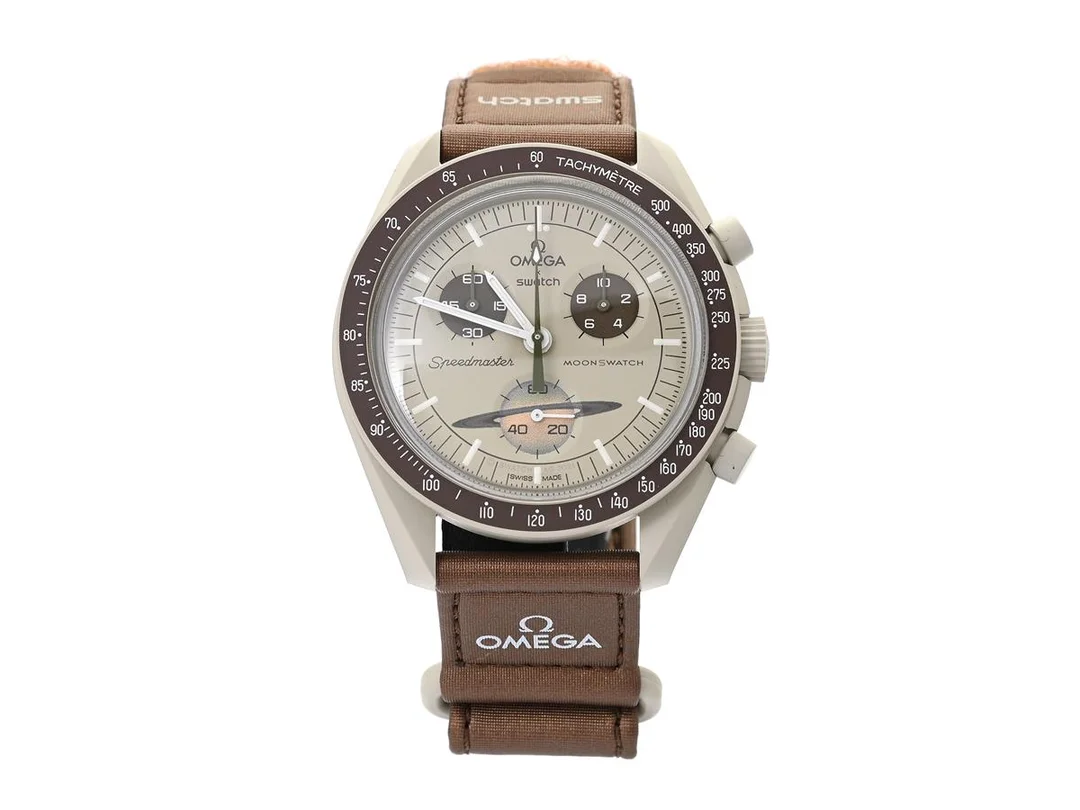 SWATCH/OMEGA, MoonSwatch, Mission to Saturn, Ref nr. SO33T100, kronograf, herrur, 42 mm, bioceramic, quartz, plexiglas, Velcro-band, cert, juli 2023, box, ytterkartong. — Klockor/Swatch — Kaplans