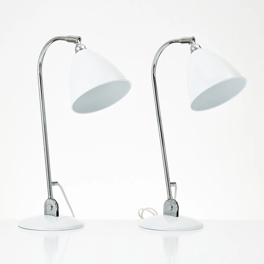 ROBERT DUDLEY BEST. "B2", bordslampor, 1 par, ur serien Bestlite, Gubi, kromad stomme, fot och skärm i vitlackerad metall. — Table Lamps — Stockholms Auktionsverk Magasin 5