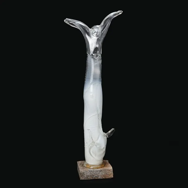 MILAN VOBRUBA. Skulptur, glas på stensockel, signerad samt daterad 89.