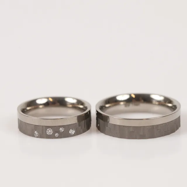 ALLIANSRINGAR, 2 stycken, titan med bl. a. briljantslipade diamanter, totalt 0,09 ct.