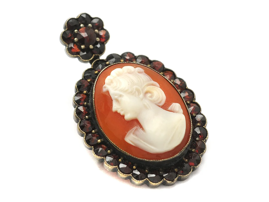 HÄNGE/BROSCH, silver, camé, granater, 35x25 mm, vikt 6,5 g. — Smycken/Hänge — Kaplans