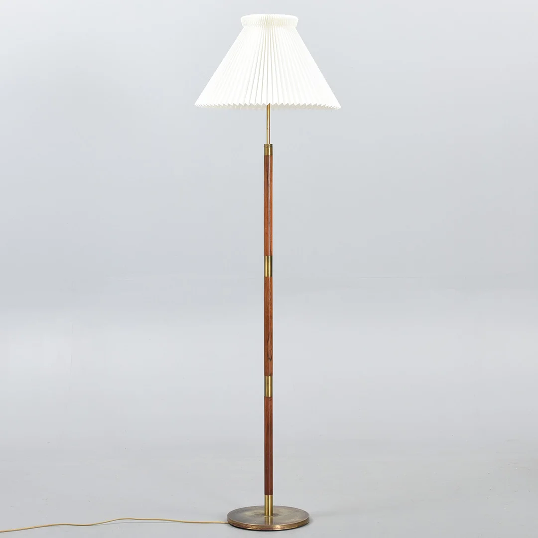 GULVLAMPE af palisander og messing med Le Klint skærm. 1960'erne. — Floor lights — Sørensen Auktioner