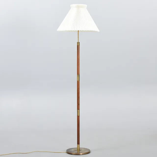 GULVLAMPE af palisander og messing med Le Klint skærm. 1960'erne.