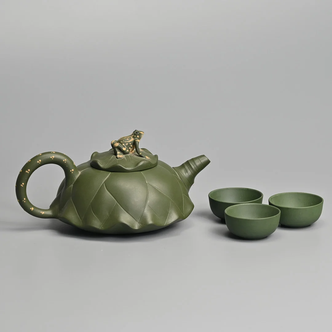 A CHINESE YIXING GREEN POTTERY TEA POT AND THREE CUPS, 20TH CENTURY. — Ceramics & Porcelain — Ma San Auction