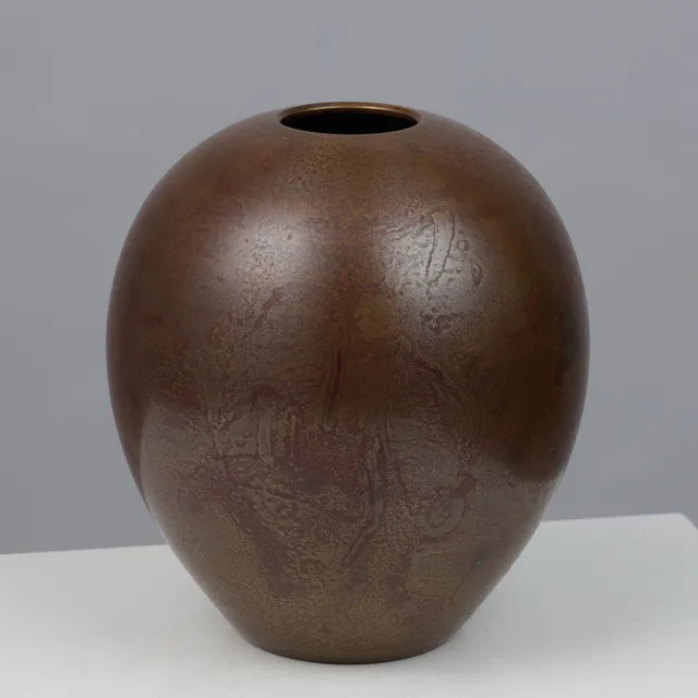 HASEGAWA YOSHIHISA (1928–2002). En japansk bronzevase, dekoreret med en flerfarvet patina i gyldenbrune og rødlige nuancer, Japan, Showa (1926-1989).