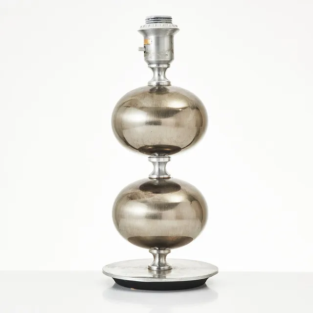 HENRIK BLOMQVIST. Bordslampa, vitmetall, Tranås stilarmatur, 1970-tal, dekor av klot, märkt STA.