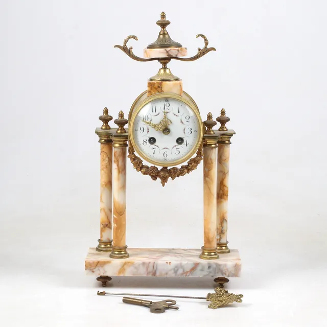 BORDSPENDYL, sten och förgylld metall, Louis XVI-stil, 18/1900-tal.