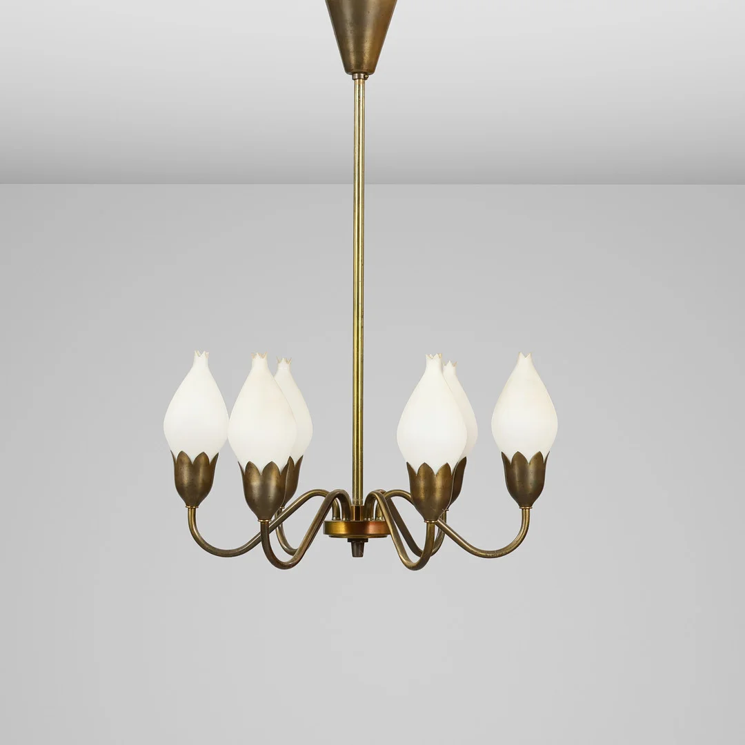 DANSK DESIGN. Ottearmet “Tulipan” lysekrone af messing, skærme af opalglas, Fog & Mørup, Danmark, ca. 1950'erne. — Ceiling lights — Palsgaard Kunstauktioner