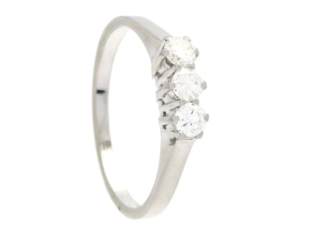 TRESTENSRING, 18K vitguld, briljantslipade diamanter ca 0,36 ctv, ca W-Cr/VS-SI, stl 18 mm, vikt 2,9 g, en skadad diamant. — Smycken/Trestensring — Kaplans