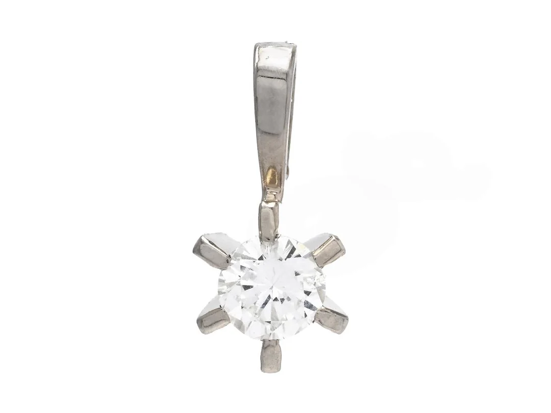 ENSTENSHÄNGE, 18K vitguld, briljant ca 0,15 ct, höjd 10 mm, vikt 0,4 g, diamant med skada. — Smycken/Enstenshänge — Kaplans