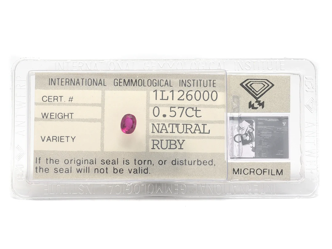RUBIN, 0,57 ct, ovalslipad, förseglad, IGI-cert 1L126000. — Ädelstenar/Rubiner — Kaplans