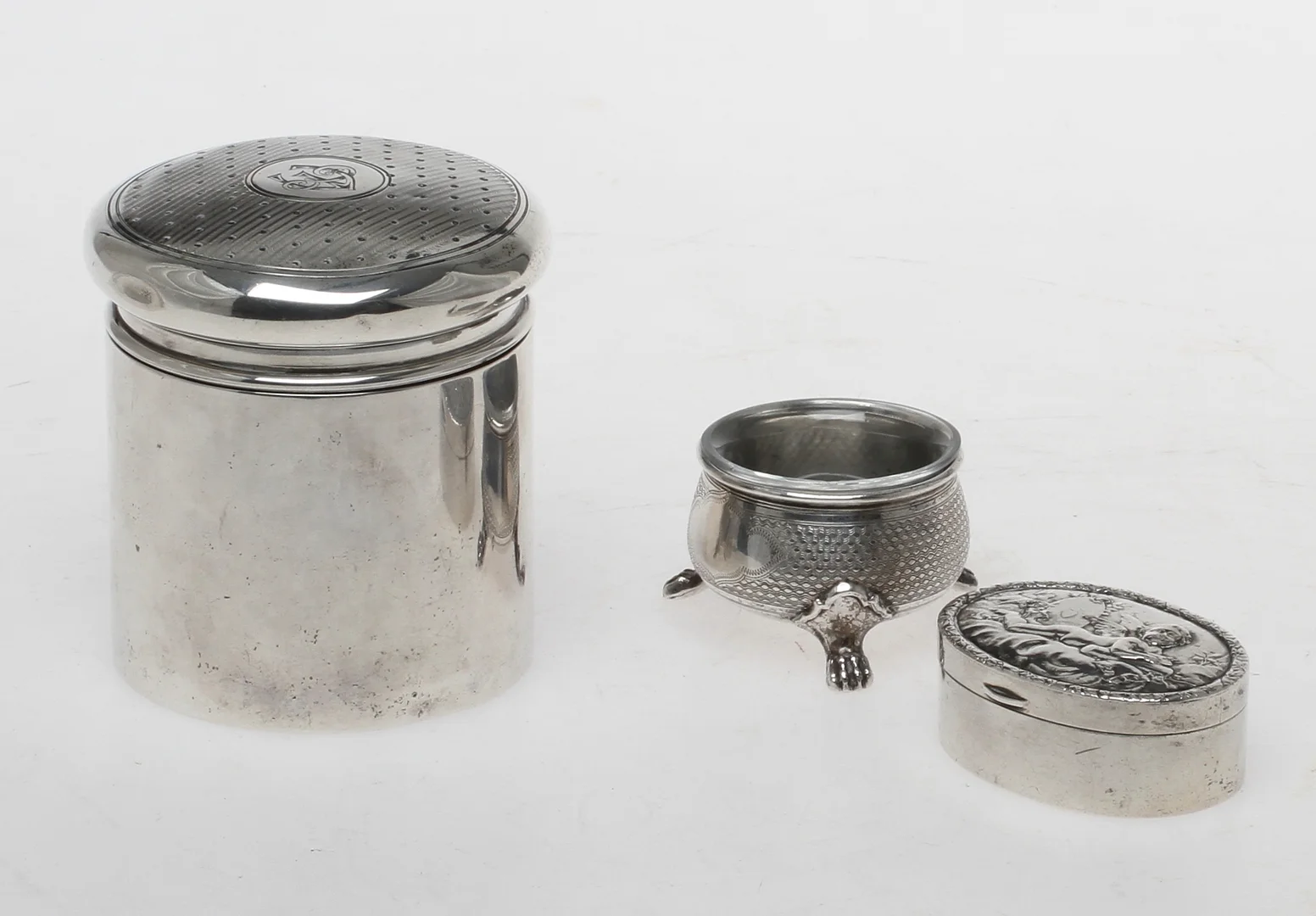 PARTI SILVER, 3 delar, burk, dosa samt saltkar. Vikt 207 gram. — Silver — Auktionshuset Kolonn