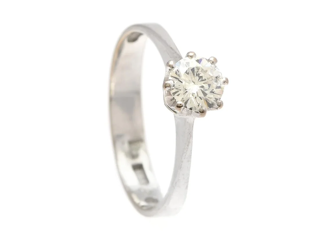 ENSTENSRING, 18K vitguld, briljantslipad diamant 0,45 ct, ca TW/VS, stl 16,75 mm, vikt 2,3 g, diamanten har skada och nagg. — Smycken/Enstensring — Kaplans