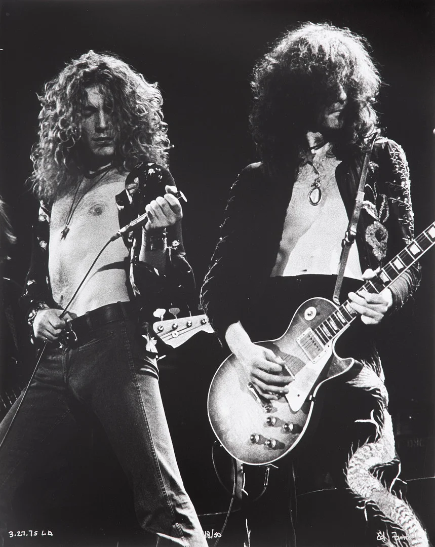 ED FINNELL (USA/SVERIGE, FÖDD 1956). Robert Plant & Jimmy Page, Led Zeppelin, "Physical Graffiti Tour", Los Angeles, 27 mars, 1975, signerad Ed Finnell, numrerat 48/50, analogt (darkroom made) silvergelatin fotografi, ilford multigrade v rc-papper. — Photography — Stockholms Auktionsverk Sickla