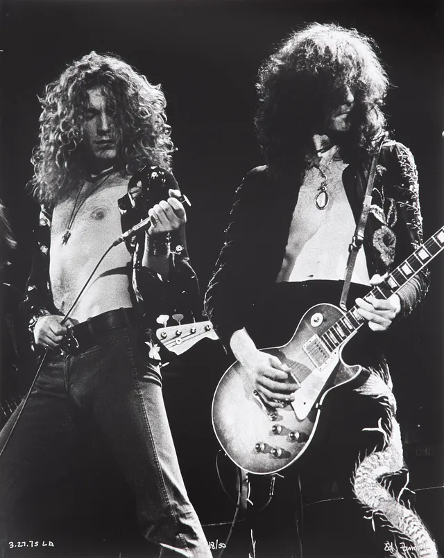 ED FINNELL (USA/SVERIGE, FÖDD 1956). Robert Plant & Jimmy Page, Led Zeppelin, "Physical Graffiti Tour", Los Angeles, 27 mars, 1975, signerad Ed Finnell, numrerat 48/50, analogt (darkroom made) silvergelatin fotografi, ilford multigrade v rc-papper.