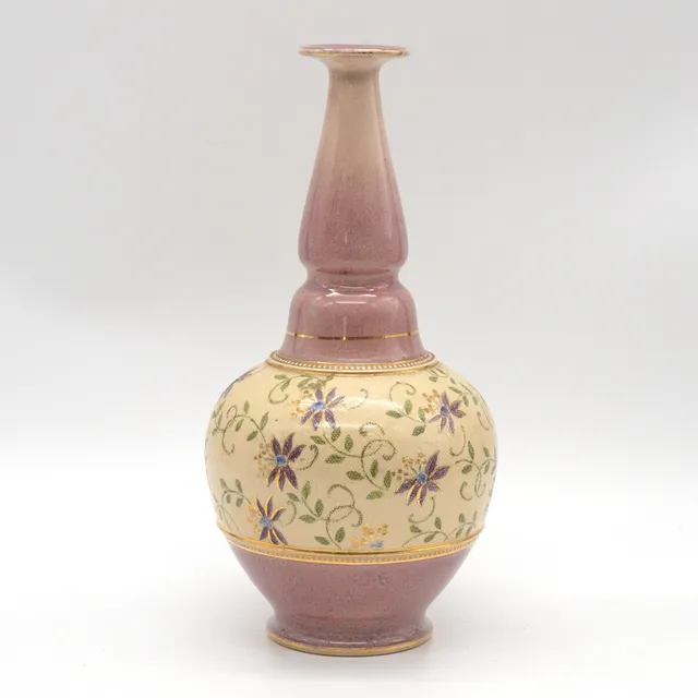 JOHN SLATER (1844-1914). ROYAL DOULTON LAMBETH, DESIGNERVASE, STEINGUT, BLUMENVERZIERUNG, GOLD-DETAILS, ENGLAND, UM 1900.