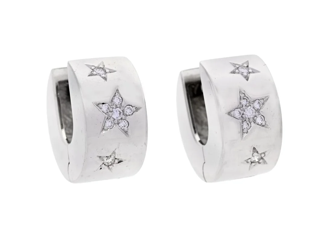 ÖRHÄNGEN, 18K vitguld, 16 briljantslipade diamanter ca 0,15 ctv, ca TW/VS, stift, höjd 14,0 mm, bredd 8,0 mm, vikt 12,4 g. — Smycken/Örhängen — Kaplans